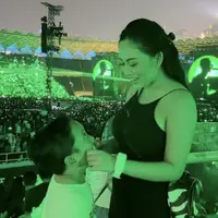 Konser Coldplay yang digelar pada (15/11/2023) meninggalkan banyak kenangan. Salah satunya Rachel Venya yang hadir dengan gaya sederhana bersama sang buah hati dan kekasih. [Foto: Instagram/ Rachel Venya]