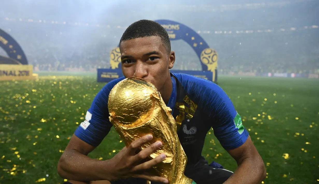 Pemain depan Prancis, Kylian Mbappe mencium trofi Piala Dunia usai laga final Piala Dunia antara Prancis dan Kroasia di Stadion Luzhniki, Moskow, Rusia, 15 Juli 2018. Mbappe masuk dalam kandidat pemain terbaik FIFA 2018. (AFP FOTO/FRANCK FIFE)