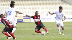 Pemain Persipura Jayapura, Ricky Kayame (tengah) melepaskan tendangan saat melawan Arema FC dalam laga pekan ke-5 BRI Liga 1 2021/2022 di Stadion Madya, Jakarta, Rabu, (29/9/2021). Persipura kalah 0-1. (Bola.com/ M Iqbal Ichsan)