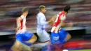 Bek Barcelona, Ronald Araujo (tengah) membawa bola dari kejaran dua pemain Atletico Madrid pada pertandingan lanjutan La Liga Spanyol di Estadio Wanda Metropolitano di Madrid, Minggu (3/10/2021). Atletico Madrid kini berada di urutan kedua klasemen dengan 17 poin. (AP Photo/Manu Fernandez)