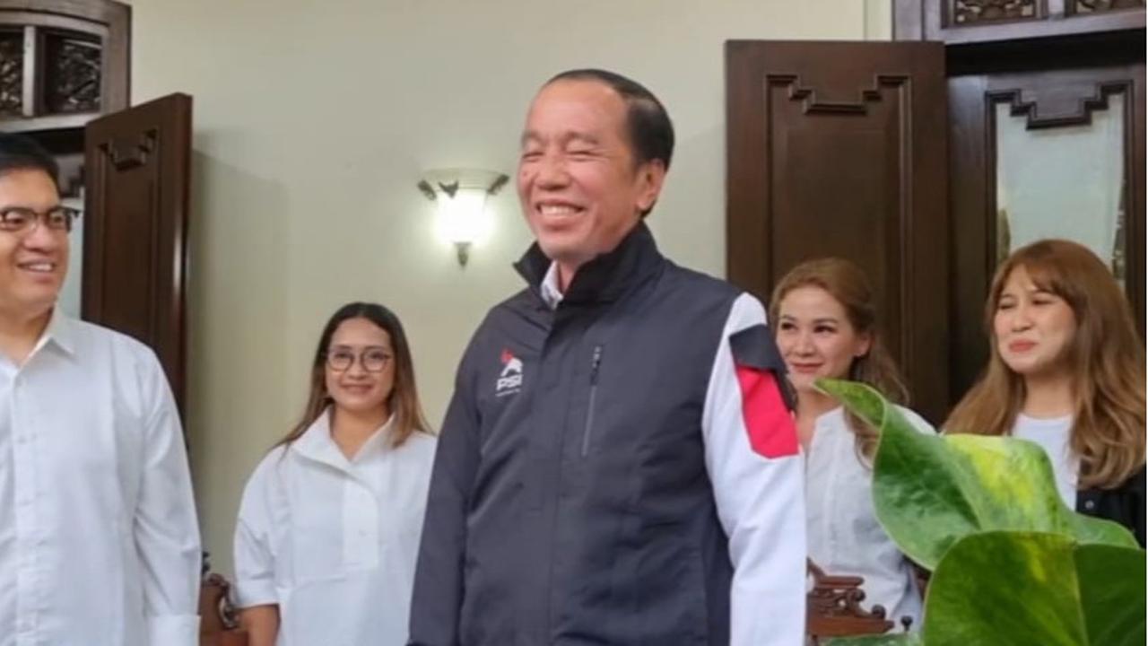 Potret Jokowi dan Kuasa Hukum 'Tenteng' Ijazah Asli UGM ke Kantor Polisi