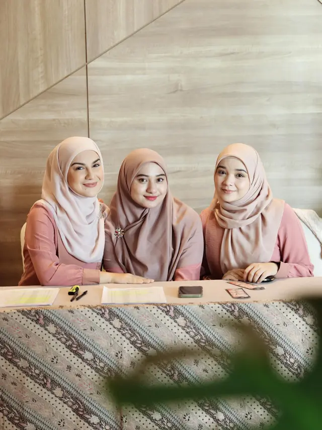 7 Potret Irish Bella Jadi Panitia Kajian Perempuan Tangguh Ini Curi Perhatian