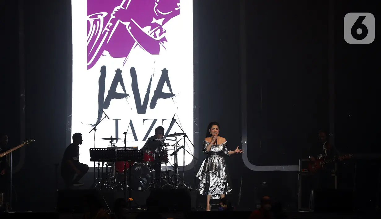 Penyanyi Vina Panduwinata tampil pada hari pertama BNI Java Jazz Festival 2022 di JIExpo Kemayoran, Jakarta, Jumat (27/5/2022). Perhelatan musik BNI Java Jazz Festival 2022 digelar pada 27-29 Mei yang menampilkan musisi-musisi dari dalam dan luar negeri. (Liputan6.com/Johan Tallo)