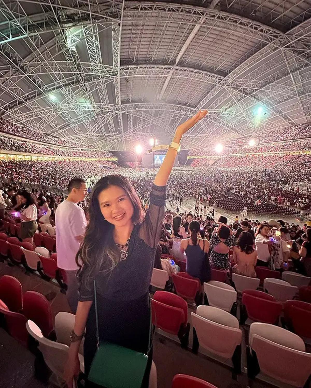 6 Potret Felicia Tissue Kenang Konser Taylor Swift di Singapura, Tepat Setahun Lalu