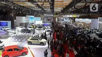 Pengunjung melihat mobil yang dipamerkan dalam Indonesian International Motor Show (IIMS) 2024 di JIExpo Kemayoran, Jakarta, Kamis (15/2/2024). (Liputan6.com/Herman Zakharia)