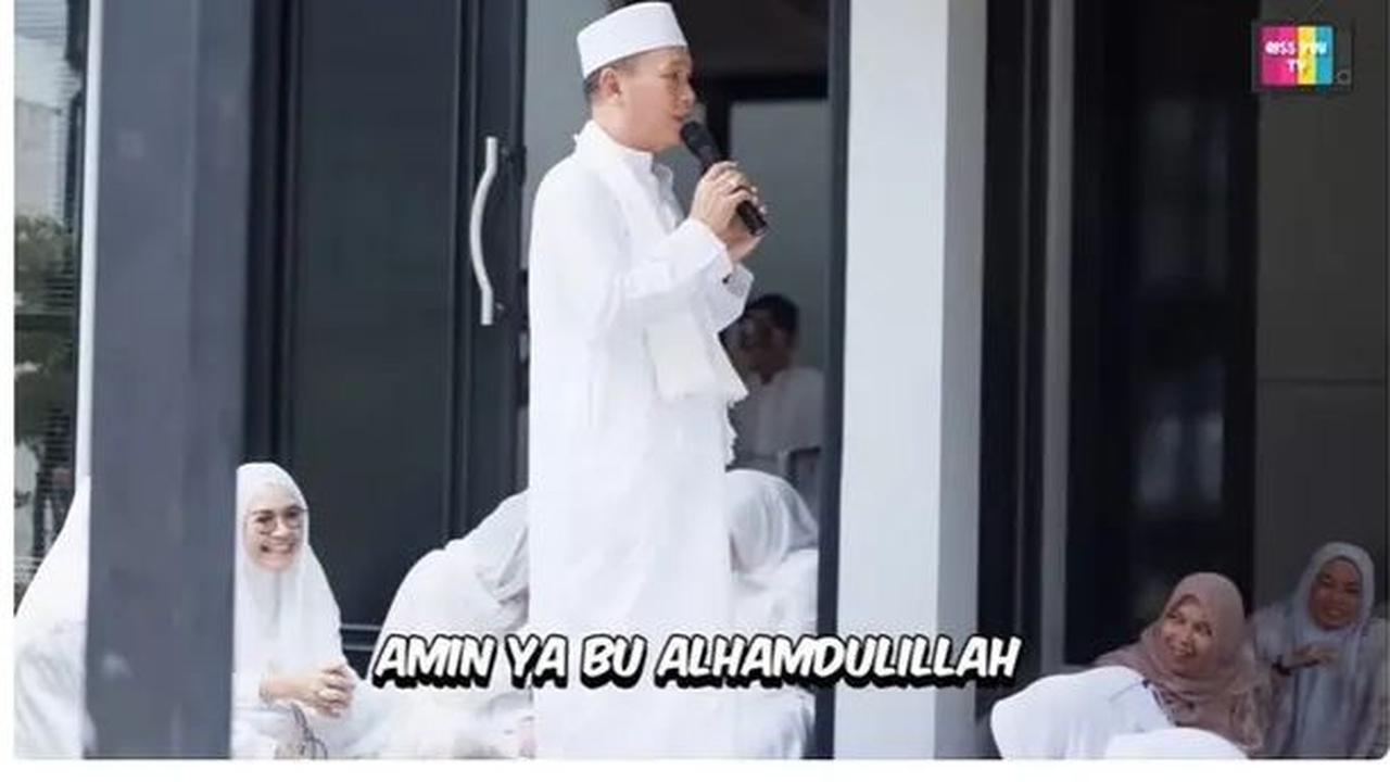Dalam momen syukuran tersebut, keluarga Ayu Ting Ting tampil dalam busana muslim serba putih.