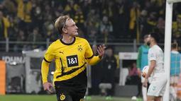Pemain Borussia Dortmund, Julian Brandt, melakukan selebrasi setelah mencetak gol ke gawang Werder Bremen pada laga Bundesliga di Stadion Signal Iduna Park, Sabtu (21/10/2023). Gol semata wayang di laga tersebut dicetak oleh Julian Brandt. (AP Photo/Martin Meissner)