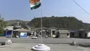 Bendera India berkibar di perbatasan Zokhawthar, negara bagian Mizoram, timur laut India (15/3/2021).  Ratusan polisi Myanmar bersama keluarganya telah melarikan diri ke India. (AFP/Sajjad Hussain)
