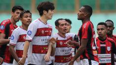 Persipura berhasil memaksakan hasil imbang 2-2 melawan Madura United dalam laga pekan ke-6 BRI Liga 1 2021/2022 di Stadion Wibawa Mukti, Cikarang, Minggu (3/10/2021). Hasil ini belum mampu mengangkat Tim Mutiara Hitam dari peringkat dua terbawah klasemen sementara. (Bola.com/Bagaskara Lazuardi)