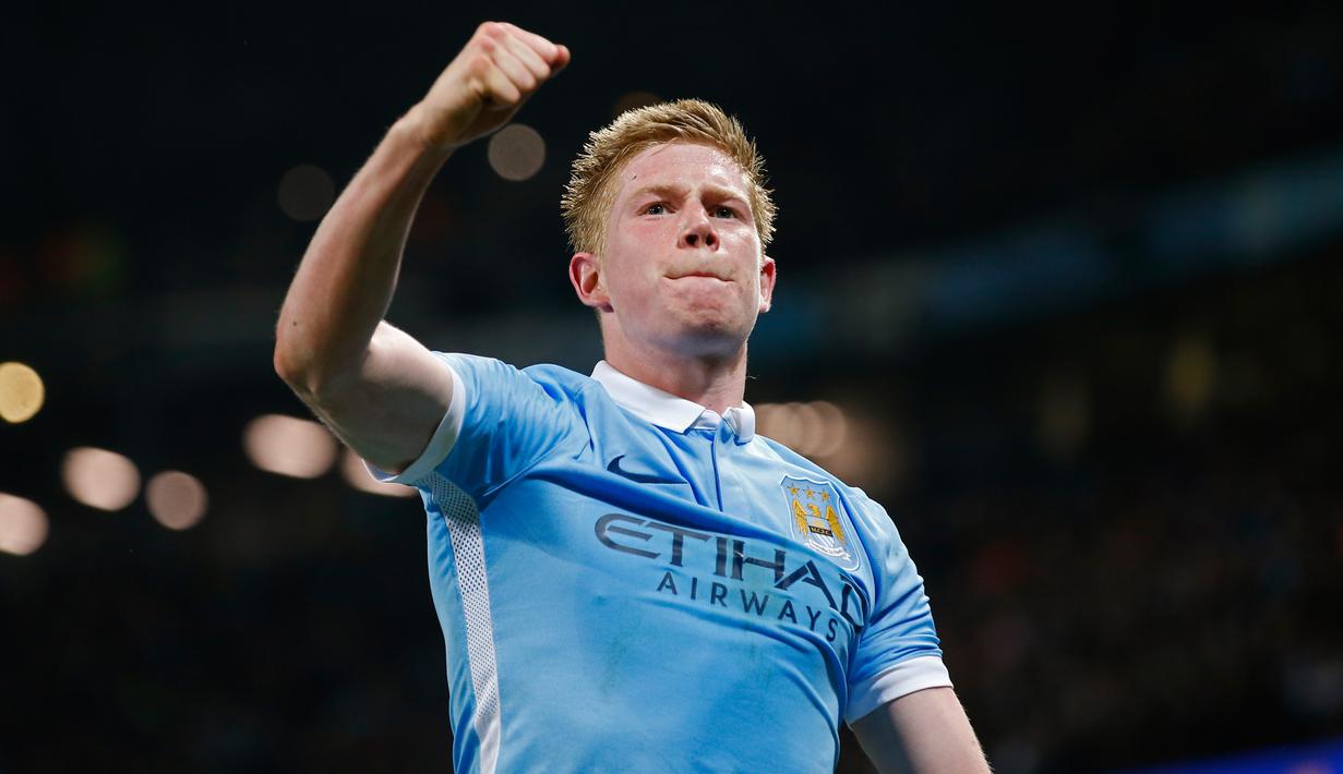 Gelandang Manchester City, Kevin De Bruyne melakukan selebrasi usai mencetak gol kegawang PSG di leg kedua liga Champions di Etihad Stadium, Inggris (13/4). City menang atas PSG dengan skor 1-0. (Reuters/Andrew Yates)