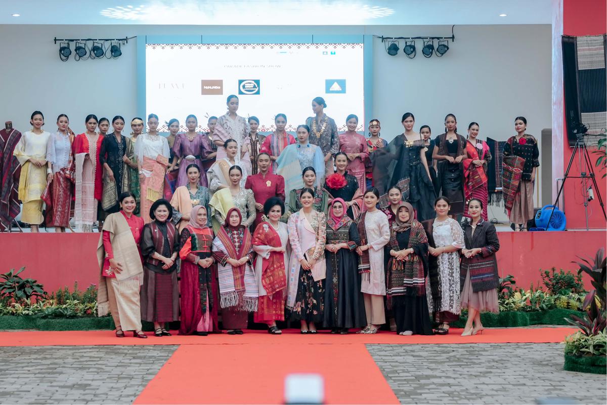 Ketua Dekranasda Provinsi Sumut Kahiyang Ayu, menghadiri Peringatan Hari Ulos Nasional Tahun 2025 di Anjungan Sumut, Taman Mini Indonesia Indah (TMII), Jakarta,