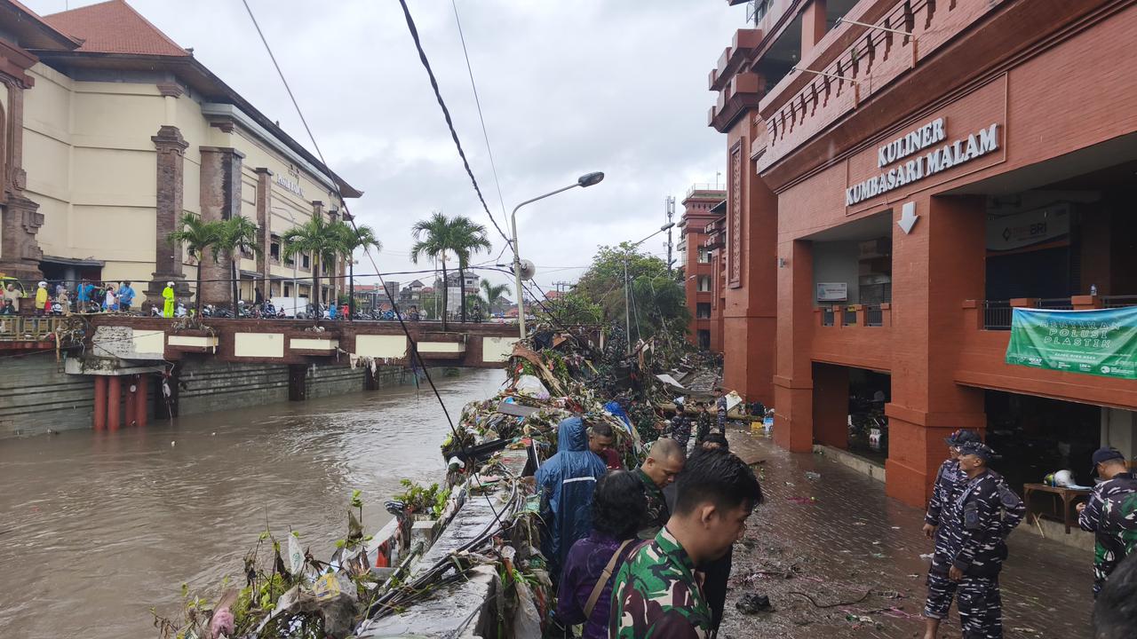 Gubernur Bali I Wayan Koster Tinjau Lokasi Banjir di Denpasar