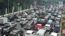 Sejumlah kendaraan terjebak kemacetan di sekitar lokasi pengalihan arus lalu lintas di Jalan Medan Merdeka Timur, Jakarta, Jumat (14/6/2019). Pengalihan arus dilakukan di sejumlah titik menuju Gedung Mahkamah Konstitusi terkait sidang perdana sengketa Pilpres 2019. (Liputan6.com/Immanuel Antonius)