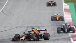 Verstappen tidak mengalami banyak gangguan pada balapan ini. Ia mampu menjaga jarak dengan Hamilton 2,8 detik dalam waktu 10 putaran. Sedangkan rekannya Sergio Perez menempel ketat pembalap McLaren, Nando Lorris dan mampu menyalipnya pada putaran ke-10. (Foto: AP/Pool/Darko Vojinovic)