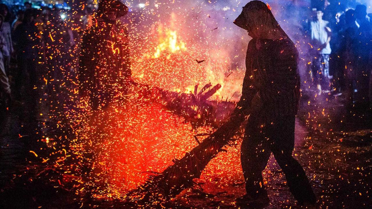 FOTO: Keseruan Tradisi Perang Obor Pikat Ribuan Warga di Jepara