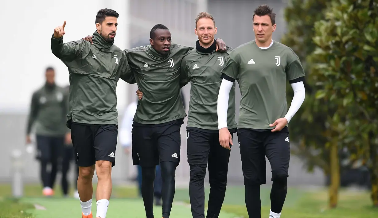 Sejumlah pemain Juventus bersiap mengikuti sesi latihan tim di Juventus Training Centre di Vinovo (10/4). Pada leg pertama Juventus takluk 3-0 atas Real Madrid di kandang sendiri. (AFP Photo/Marco Bertorello)