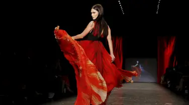 Miss Universe 2015, Pia Alonzo Wurtzbach membawakan gaun berwarna merah rancangan Macy dengan tema Go Red For Women Red di New York Fashion Week (11/2/2016). (REUTERS/Andrew Kelly)