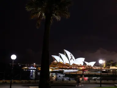 Pita hitam yang melambangkan duka cita diproyeksikan ke arah Sydney Opera House, Australia, Kamis (9/2/2023). Pita hitam melambangkan kenangan dan duka cita dan akan diproyeksikan ke Sydney Opera House sebagai bentuk solidaritas terhadap masyarakat Turki dan Suriah. (DAVID GRAY/AFP)