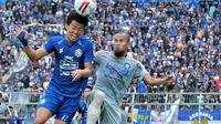 Duel antara pemain muda Arema FC, Feby Eka Putra, dan bek senior Persib Bandung, Supardi Nasir, kala kedua tim bertemu di pekan kedua Shopee Liga 1 2020 di Stadion Kanjuruhan, Malang, Minggu (8/3/2020). (Bola.com/Iwan Setiawan)