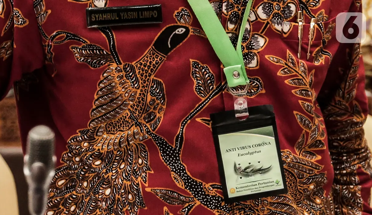 Kalung bertuliskan anti virus corona yang digunakan Mentan Syahrul Yasin Limpo saat raker dengan Komisi IV DPR di Kompleks Parlemen, Senayan, Jakarta, Selasa (7/7/2020). Rapat membahas program strategis kementerian dalam rangka percepatan pemulihan ekonomi dampak COVID-19. (Liputan6.com/Johan Tallo)