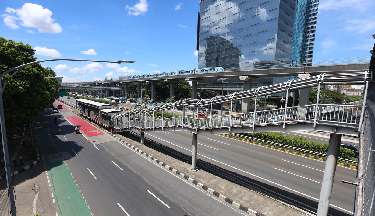 Sejumlah ruas utama yang biasanya padat pada Jumat (10/4/2026) pagi hingga siang terpantau lebih lengang. Tampak dalam foto, suasana ruas jalan Jenderal Gatot Subroto, Jakarta, saat pemberlakukan kebijakan Work From Home (WFH) untuk Aparatur Sipil Negara (ASN), Jumat (10/4/2026). (Kapanlagi.com/Budy Santoso)