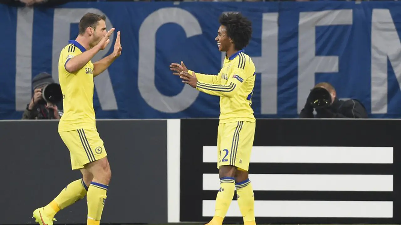 Pemain Chelsea Willian Merayakan Gol ke Gawang Schalke