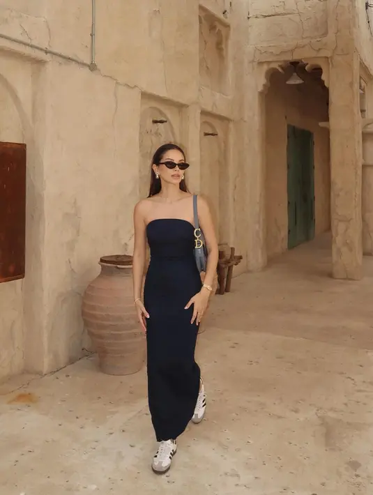 Liburan dengan gaya chic Alyssa Daguise mengenakan strapless dress hitam dipadu sunglasses dan sneakers putih. [Foto: Instagram/alyssadaguise]