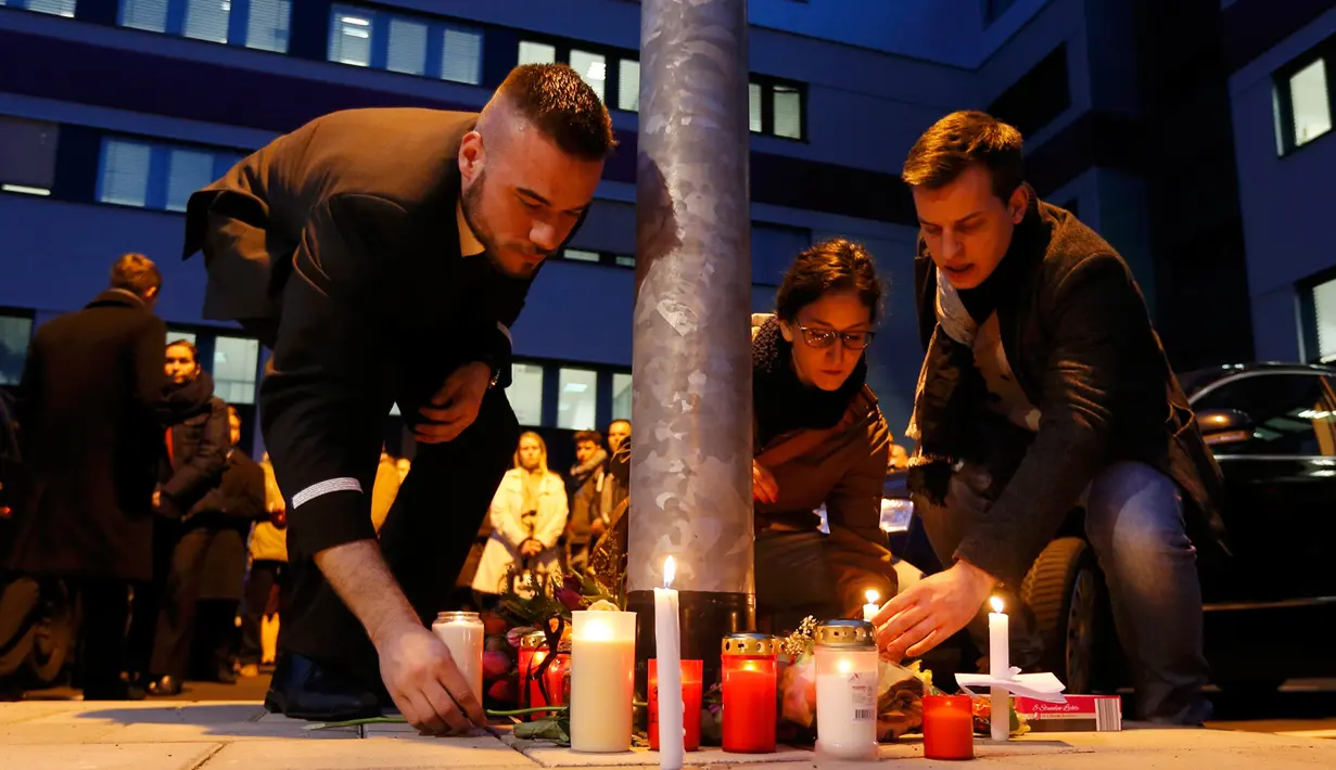 Karyawan maskapai Germanwings menyalakan lilin di kantor pusat di Bandara Cologne Bonn, Jerman, Selasa (24/3/2015). Pesawat yang membawa 150 penumpang itu jatuh dalam perjalanan dari Barcelona, Spanyol menuju Dusseldorf, Jerman. (REUTERS/Wolfgang Rattay)