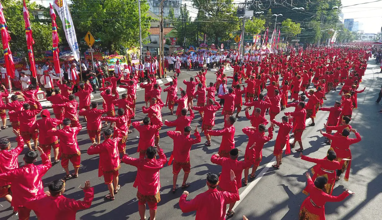 Sebanyak 24.000 peserta meramaikan Joged Bareng Goyang Semarangan memeriahkan HUT ke 472 Kota Semarang di Jalan Pemuda, Semarang, Kamis (2/5/2019). Joged Bareng Tari Semarangan diikuti para ASN pemkot, TNI/Polri hingga pelajar. (Liputan6.com/Gholib)