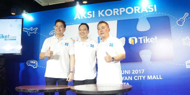 CEO Blibli.com Kusumo Martanto (kanan), CEO Tiket.com baru George Hendrata (tengah), dan Co-founder Tiket.com Gaery Undarsa (kiri)