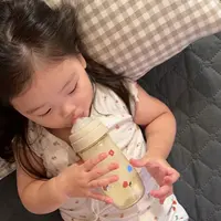 anak balita sedang meminum susu menggunakan dot botol susu. sumber foto: pinterest