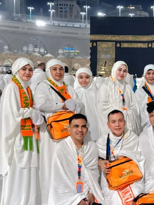 Dalam unggahan di media sosial, Ayu menyampaikan rasa syukur atas kelancaran ibadah umrohnya. Ia berharap doa-doa mereka di Tanah Suci dapat dikabulkan oleh Allah SWT. (Liputan6.com/IG/@ayutingting92)