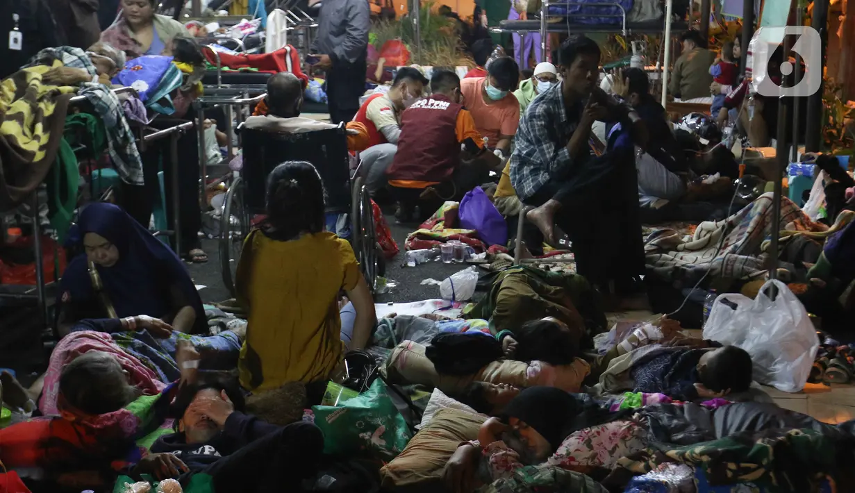 Korban gempa menjalani perawatan di RSUD Sayang, Kabupaten Cianjur, Jawa Barat, Senin (21/11/2022). Data BNPB mencatat, hingga pukul 19.34 WIB sebanyak 62 warga menjadi korban meninggal dunia dan 25 orang tercatat masih tertimbun reruntuhan akibat gempa dengan kekuatan 5,6 SR di Kabupaten Cianjur. (Liputan6.com/Herman Zakharia)