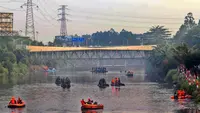 Sambut HUT RI ke 81 TNI Polri Bersihkan Sampah di Kanal Banjir Barat