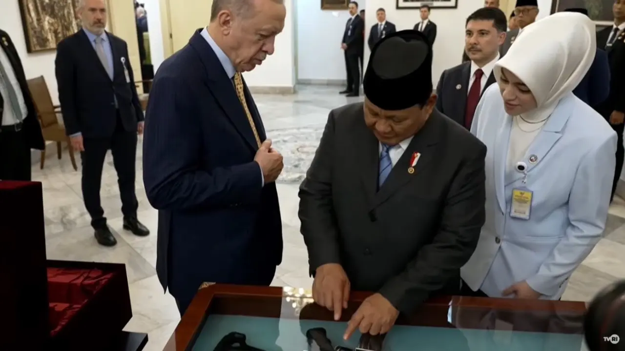 Momen Presiden Prabowo Subianto bersama dengan Presiden Turki Recep Tayyip Erdogan bertukar cinderamata di Istana Bogor, Jawa Barat, Rabu (12/2/2025)