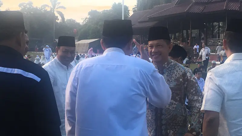 Kapolri Tito Karnavian Tunaikan Salat Idul Fitri di Mabes Polri