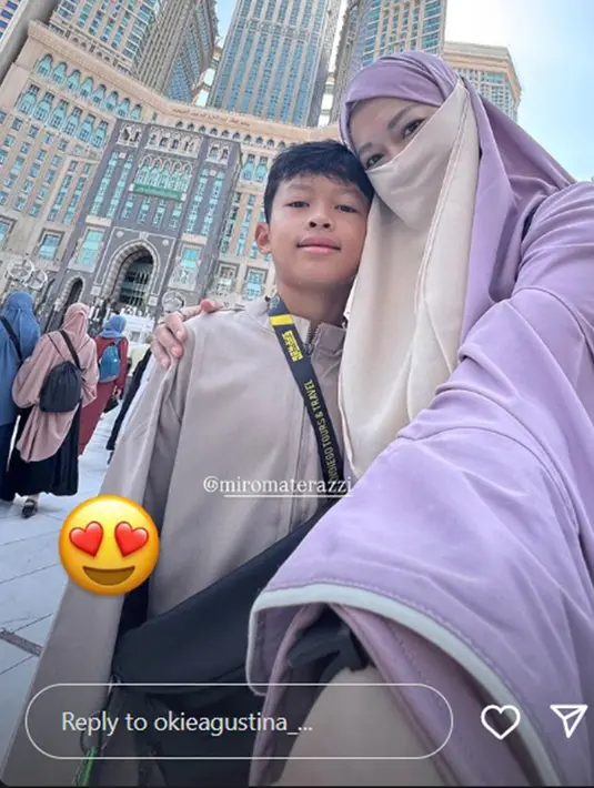 Menjadi kakak tertua, Kiesha Alvaro merasa punya tanggung jawab penuh terhadap ibunda dan adik-adiknya, apalagi setelah Okie Agustina resmi bercerai dari Gunawan Dwi Cahyo. Potret kebersamaan Okie Agustina bersama si bungsu ini penuh kehangatan. Usianya baru 10 tahun, Okie Agustina setia mendampingi dan membimbing Miro dalam proses pelaksanaan umroh. (Liputan6.com/IG/okieagustina_)