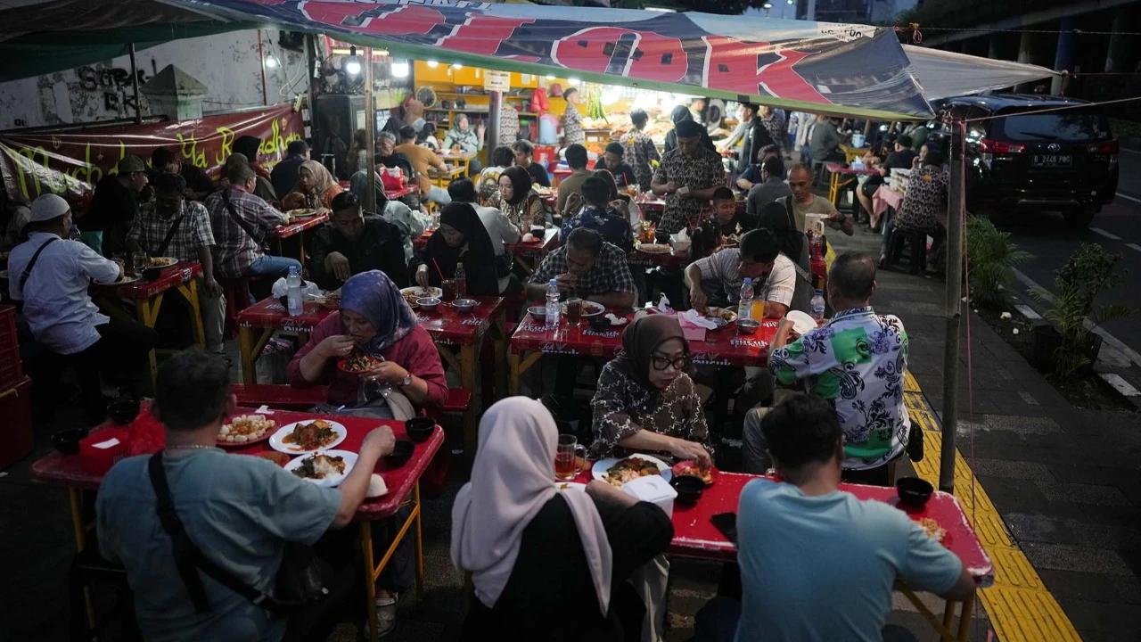FOTO: Berbuka Puasa Ramadan dengan Nasi Kapau di Kramat Raya