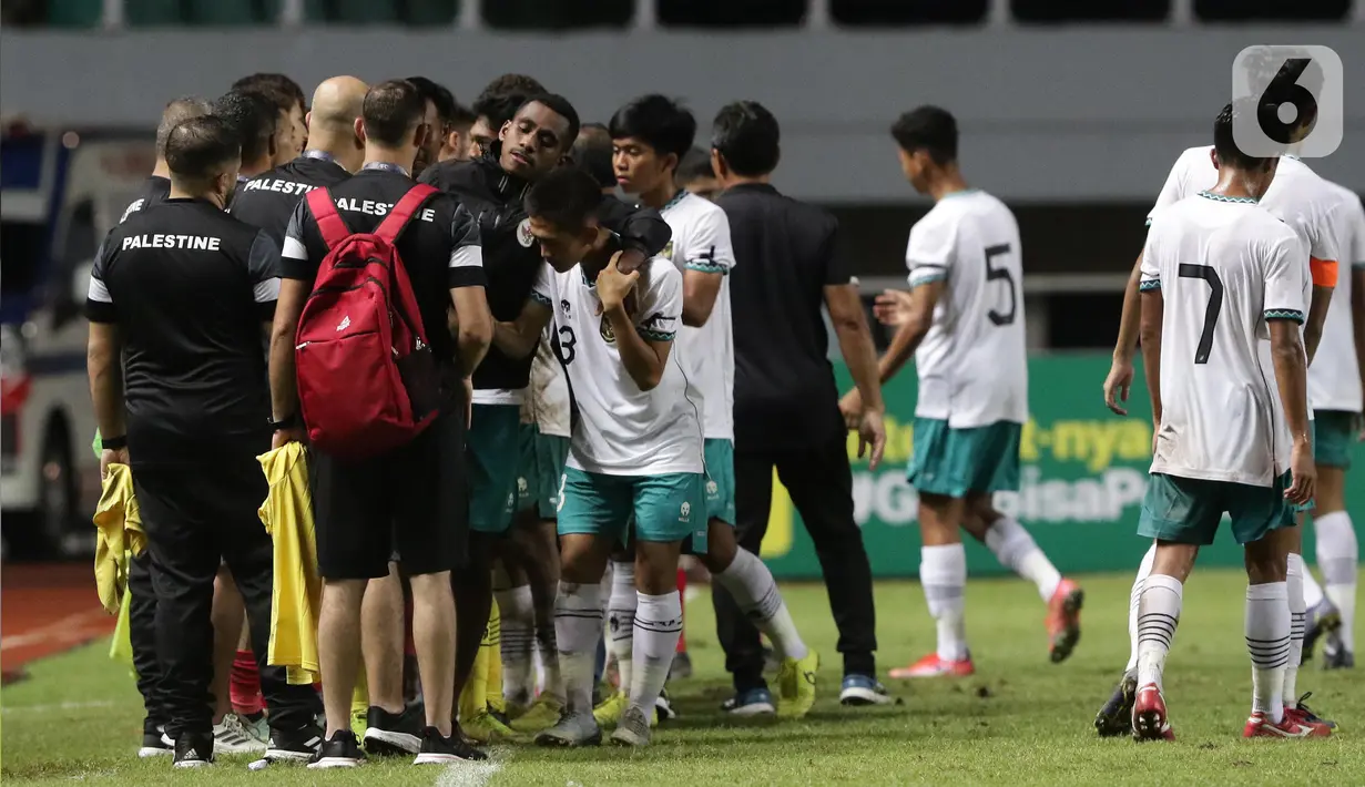 Pemain Timnas U-17 Indonesia menyalami pemain dan official timnas U-17 Palestina usai Kualifikasi Grup B Piala Asia U-17 2023 di Stadion Pakansari, Kab. Bogor, Jawa Barat, Jumat (7/10/2022). Kemenangan atas Palestina memperbesar peluang timnas U-17 Indonesia lolos ke Piala Asia U-17 2023. (Liputan6.com/Helmi Fithriansyah)