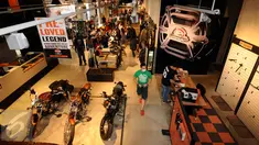 Suasana showroom PT Mabua Motor Indonesia di kawasan Pondok Pinang, Jakarta, Kamis (11/2/2016). Meski menghentikan keagenan, PT Mabua Motor Indonesia berkomitmen tetap memberikan layanan purna jual, suku cadang, dll. (Liputan6.com/Helmi Fithriansyah)