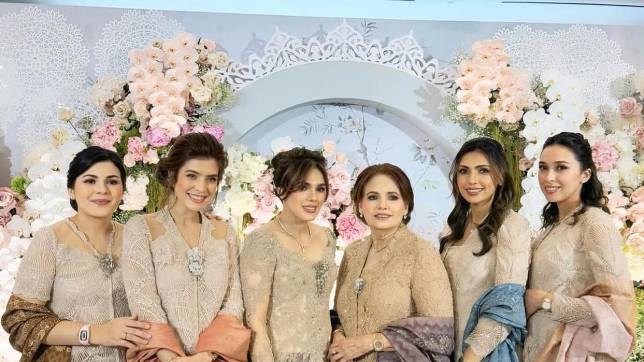 7 Potret Carissa Puteri Kompak Bareng Keluarga Elegan dan Serasi, Intip Momen di Acara Tunangan Shalva Rizaldi