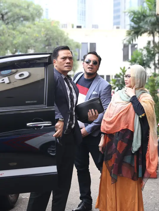 Penampilan Reza Artamevia kali berbeda dengan sebelum-sebelumnya saat menjadi saksi terkait kasus Aa Gatot. Kalau sebelumnya ia tampil trendi, kali ini ia tampil dengan busana islami. (Nurwahyunan/Bintang.com)