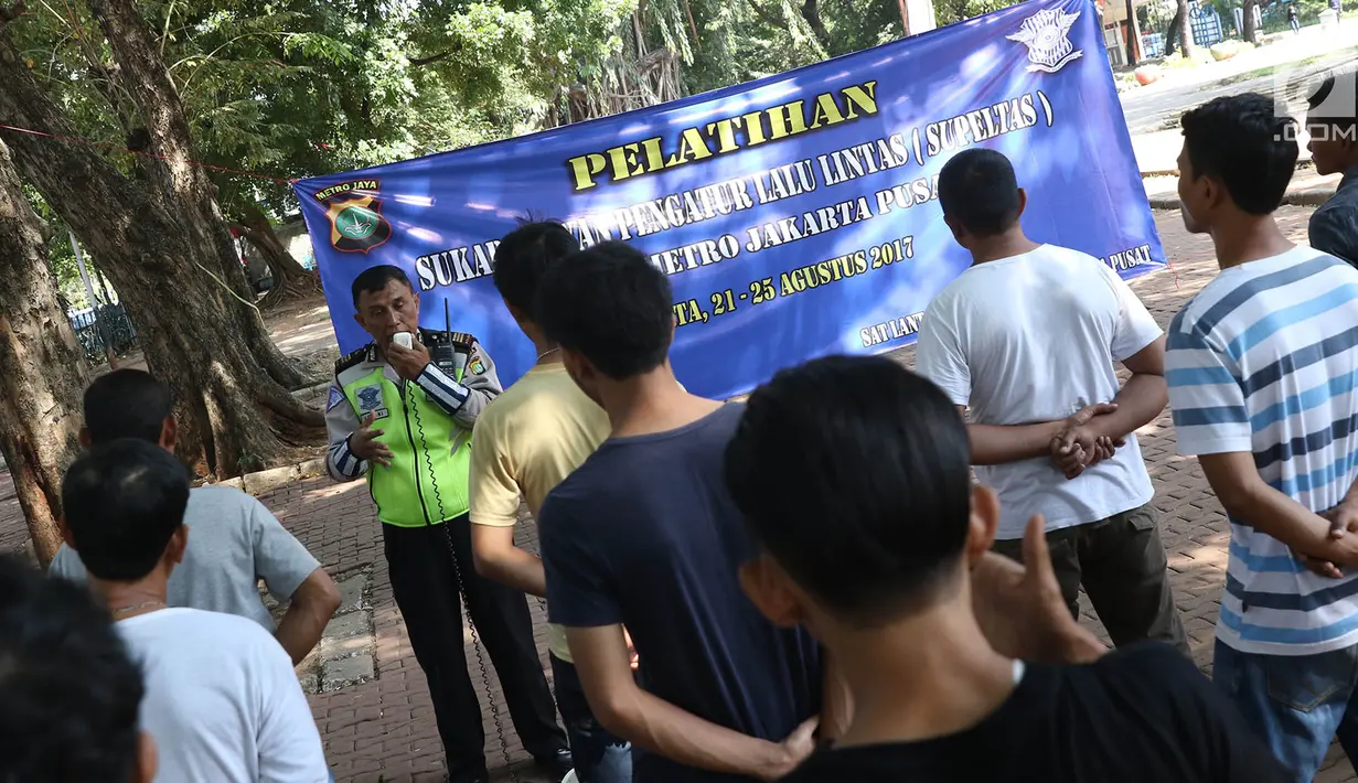 Satlantas Polres Metro Jakarta Pusat mengumpulkan 48 'Pak Ogah' di Lapangan Banteng, Sawah Besar, Kamis (24/8). Puluhan 'Pak Ogah' dilatih menjadi pasukan Sukarelawan Pengaturan Lalu Lintas (Supeltas) Polres Metro Jakpus. (Liputan6.com/Immanuel Antonius)