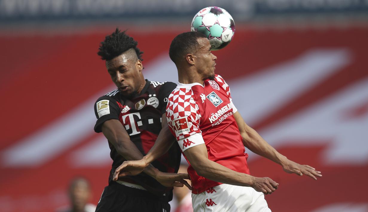 Striker Bayern Munich, Kingsley Coman (kiri) berduel udara dengan striker FSV Mainz, Robin Quaison dalam laga lanjutan Liga Jerman 2020/2021 pekan ke-31 di Opel Arena, Mainz, Sabtu (24/4/2021). Bayern Munich kalah 1-2 dari FSV Mainz. (AP/dpa)