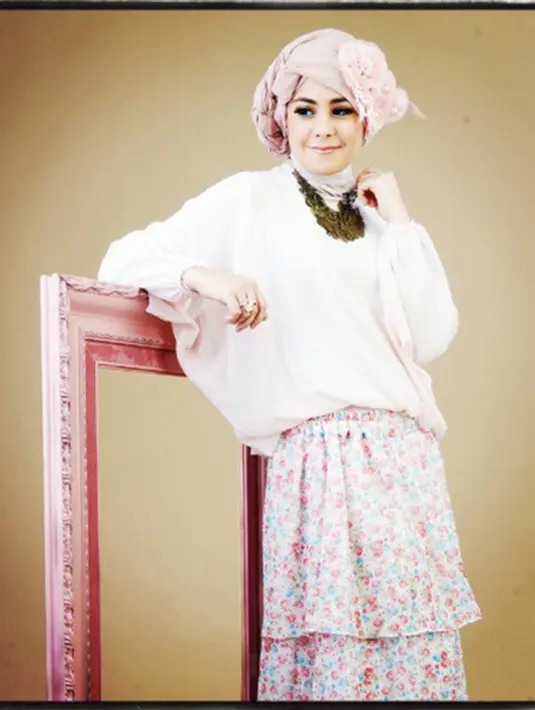 ‘Sebenarnya kalau dibaca dari Whatsapp dan SMS, menanyakan baik. Dan, malah ada SMS Stuart yang menanyakan Risty deket dengan orang lain, padahal mereka pisah memang karena sudah tak nyaman,’ tutur Ina. (Via Instagram/@Ristytagor)