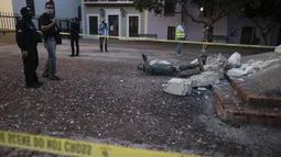 Sebuah monumen penjelajah Spanyol Juan Ponce de León berkeping-keping di Plaza San Jose di San Juan, Puerto Rico, Senin (24/1/2022). Orang tak dikenal menggulingkan patung tersebut pada Senin dini hari menjelang kunjungan Raja Felipe VI ke wilayah Karibia AS di Puerto Rico. (AP Photo/Carlos Giusti)