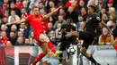 Pemain Liverpool, Jordan Henderson (kiri), berebut bola dengan pemain Hull City, Abel Hernandez, dalam laga Premier League di Stadion Anfield, Sabtu (24/9/2016). (Action Images via Reuters/Andrew Boyers)