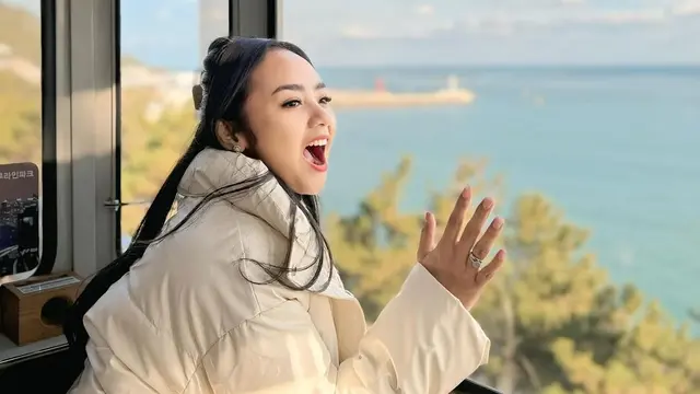 Potret Ayu Puspa yang Senyumnya Curi Perhatian