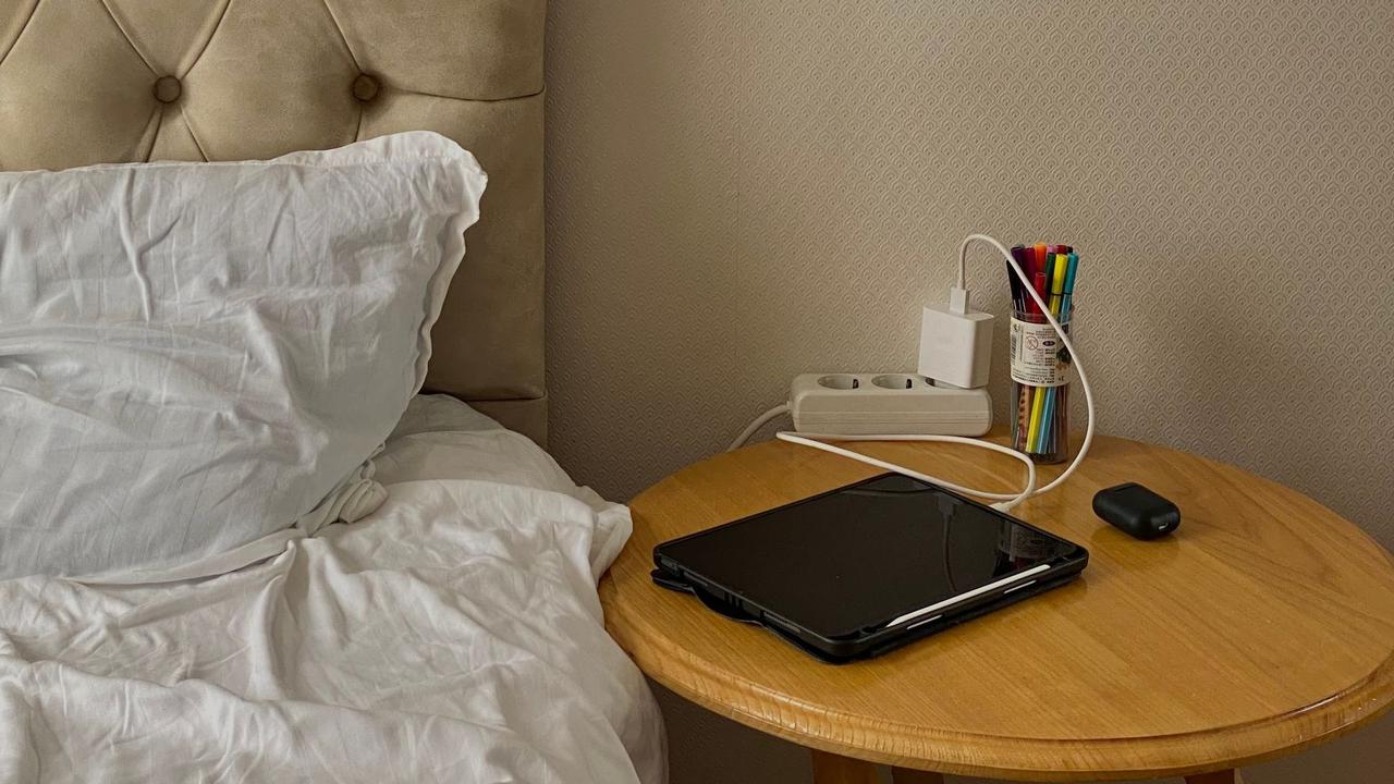 Cara Menata Kabel Charger di Samping Tempat Tidur