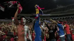 1. Meski bermain tandang tidak menurunkan antusias suporter Indonesia untuk menyaksikan laga Garuda Muda melawan Malaysia. (Bola.com/Vitalis Yogi Trisna)